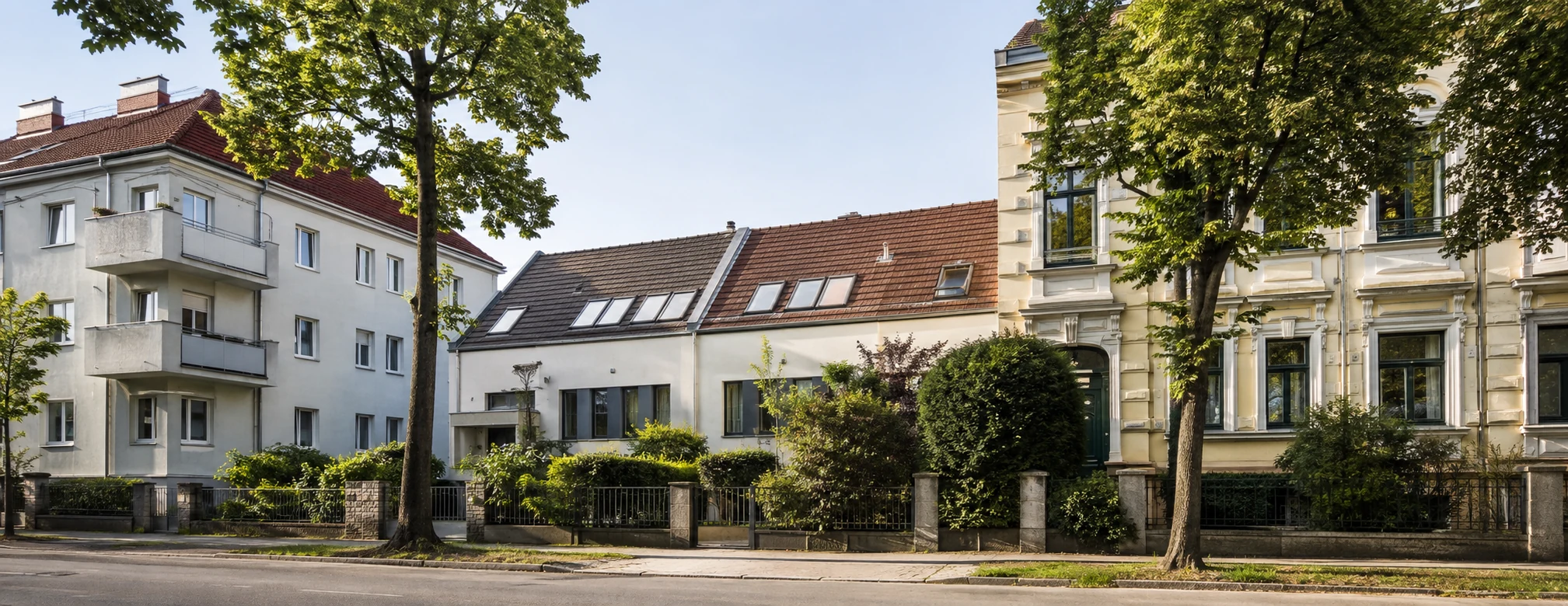 Mehrere unterschiedliche Wohngebäude in einer gepflegten österreichischen Wohnlage